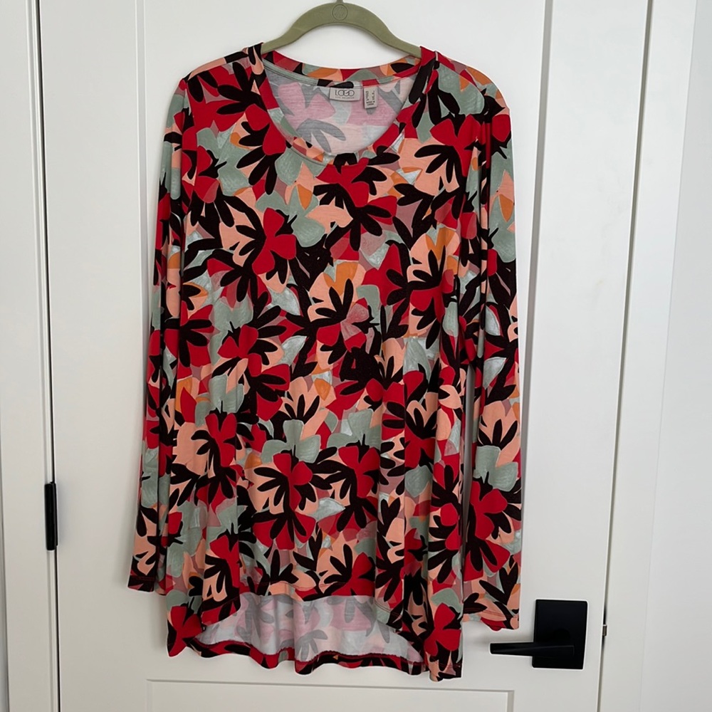LOGO by Lori Goldstein Size L long sleeved top w/ hi-low hem in garden rose.